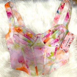 Beautiful top with floral print / Hermoso top con estampado floral